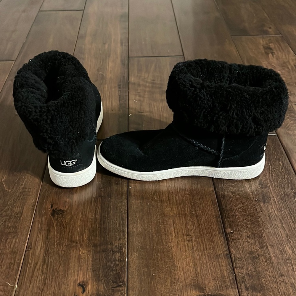 BLACK UGGS;only worn once!can be worn multiple different ways. Lined inside boot